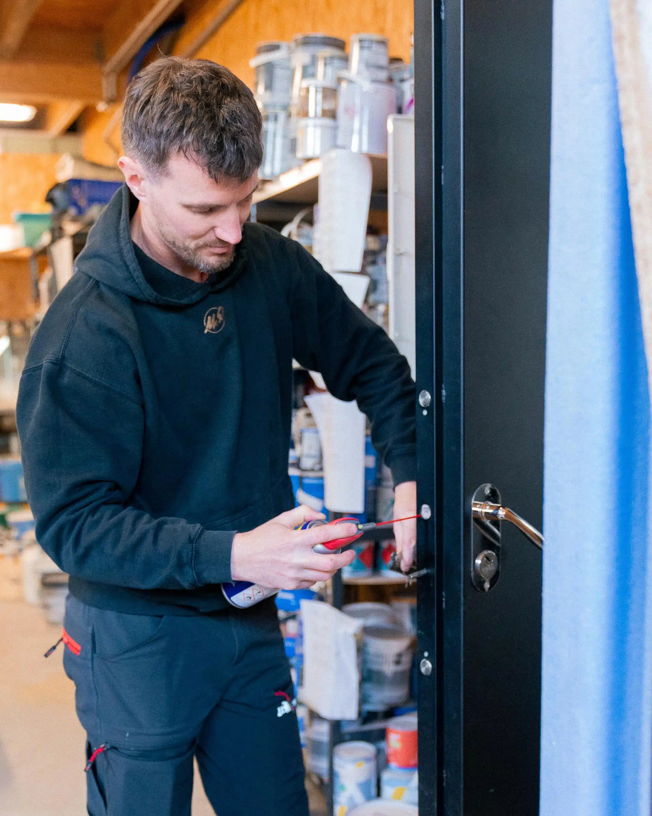 Serrurier McR en train d'entretenir une serrure en atelier